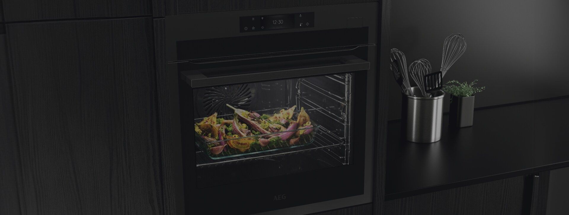 Pyrolitische oven van AEG die aan staat.